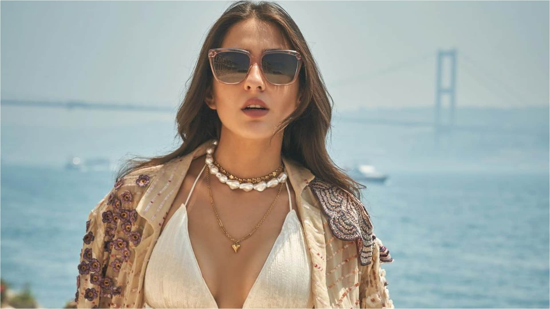 Bollywood Actress Sara Ali Khan Glamorous Photos From Istanbul News in Hindi