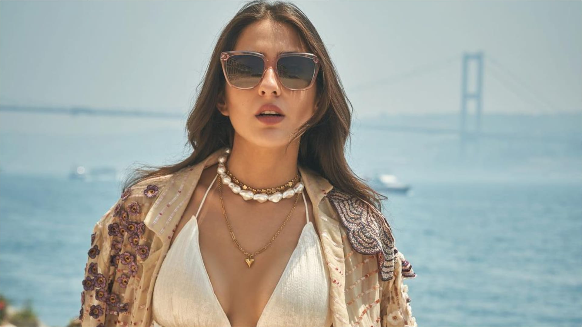 Bollywood Actress Sara Ali Khan Glamorous Photos From Istanbul News in Hindi