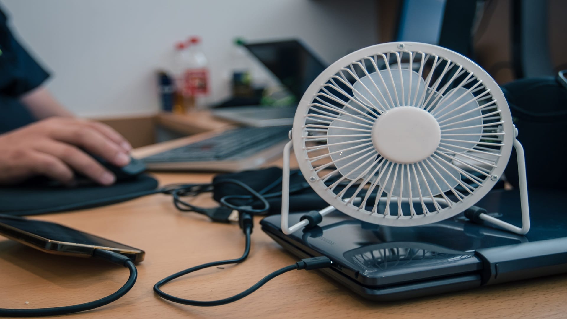 Fan That Cool Like Air Conditioner Know Water Sprinkler Fan Price in India