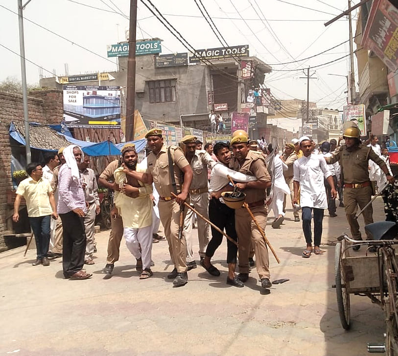 Demonstration by taking out procession in Deoband, police reprimanded with sticks