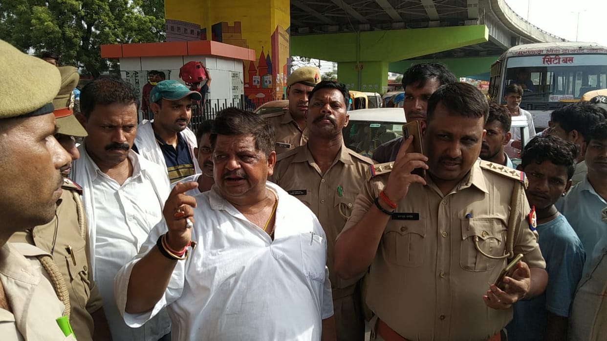 UP Roadways staff protest against daggamar vahan private bus in varanasi  accusing police for complicity