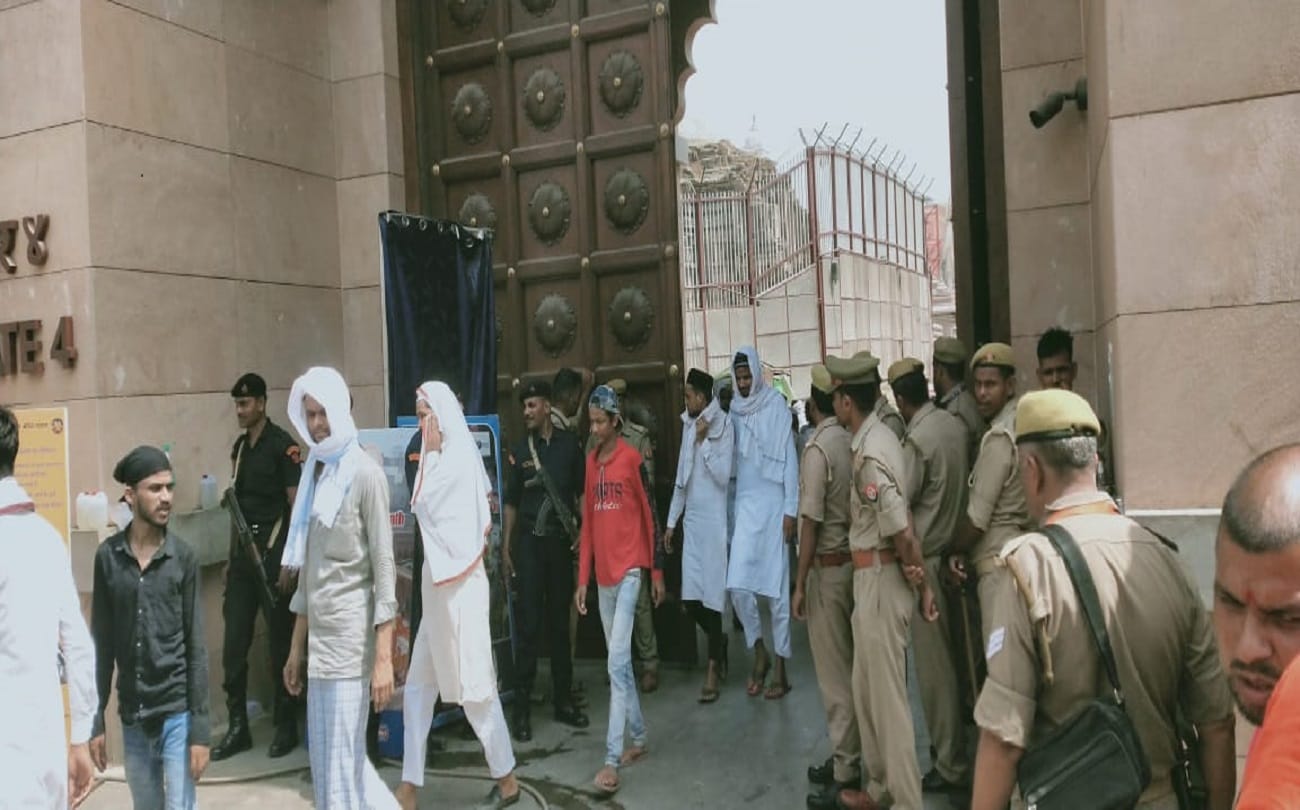 Gyanvapi Masjid varanasi jumme ki namaj held under tight security drones kept an eye on muslim areas see photos