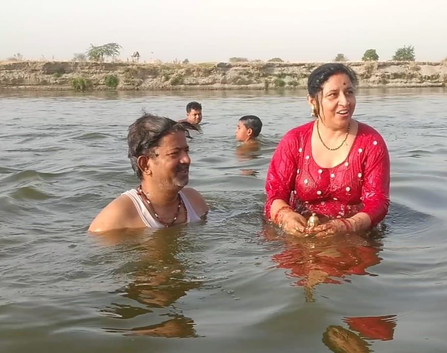 Taking a dip of faith in Yamuna by speaking Har Har Gange
