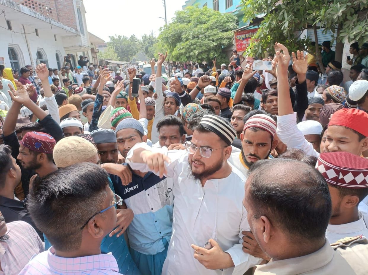 After Namaz, the mob pelted stones at the police, uproar