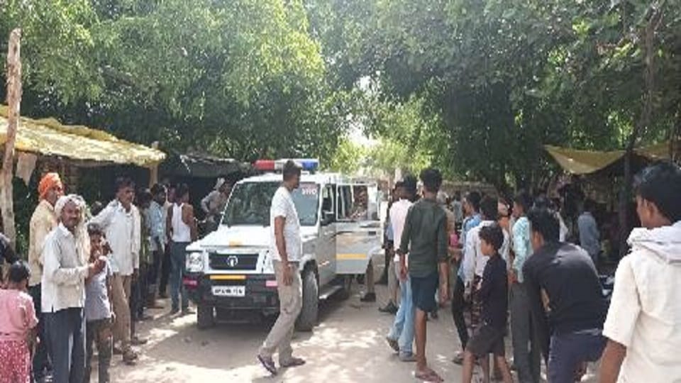 Stone pelting during Kalash immersion in Firozabad