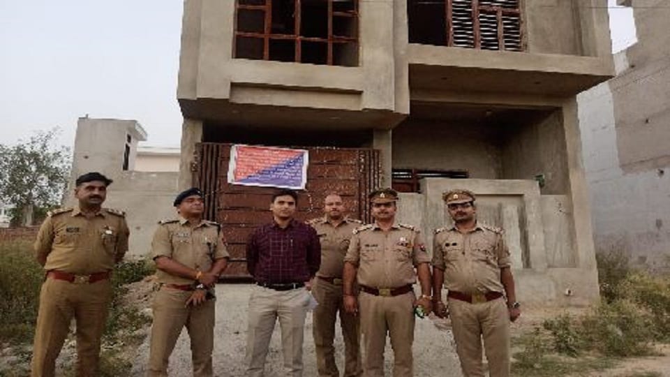Agra Police Attachment Of Assets Worth 2.25 Crores Of Gangsters Doing Fake Mobil Oil Business