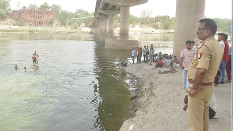 Two youths drowned in Yamuna during Vishwakarma immersion in kalindi kunj