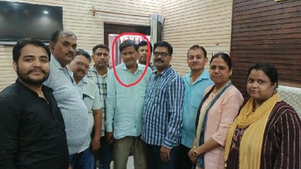 Senior clerk of District Industries Center Agra arrested taking bribe of 11 thousand rupees 