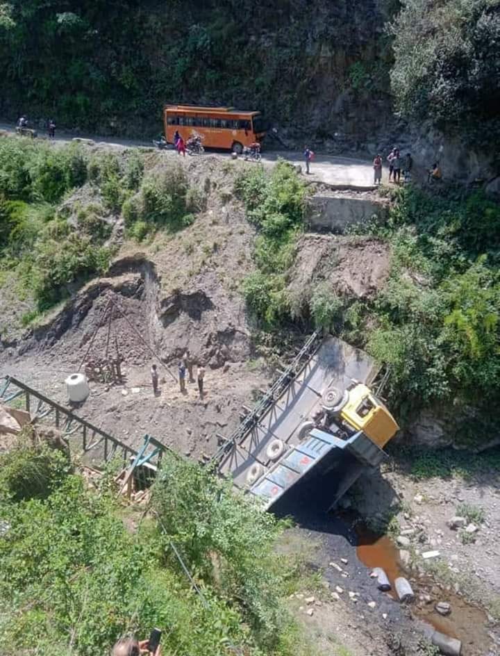 mandi news, himachal news, aligad bridge collapsed, passing vehicle fell draine, driver serious