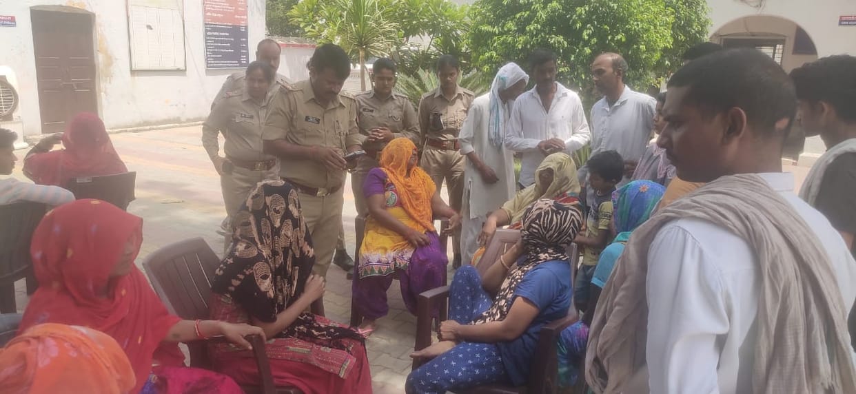 The women surrounded the police station for the arrest of the killers