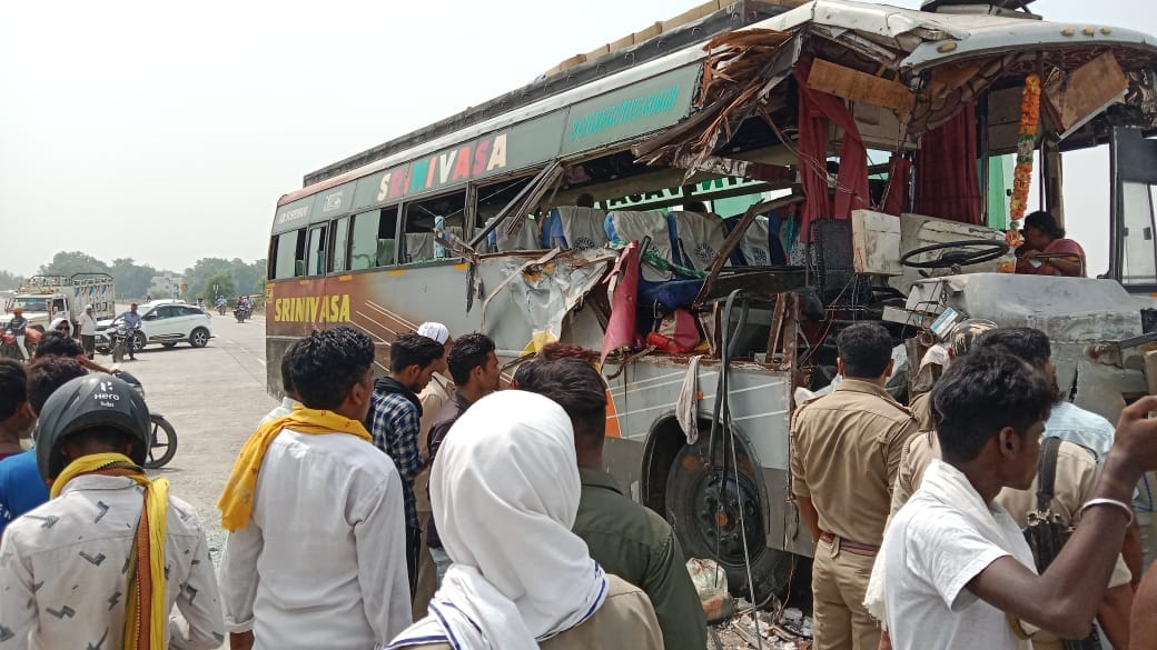 Road Accident in jaunpur  Andhra Pradesh Tourist bus going from Varanasi to Ayodhya collided with truck four tourists injured
