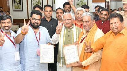 कार्तिकेय शर्मा और कृष्ण लाल पंवार के साथ सीएम मनोहर लाल।