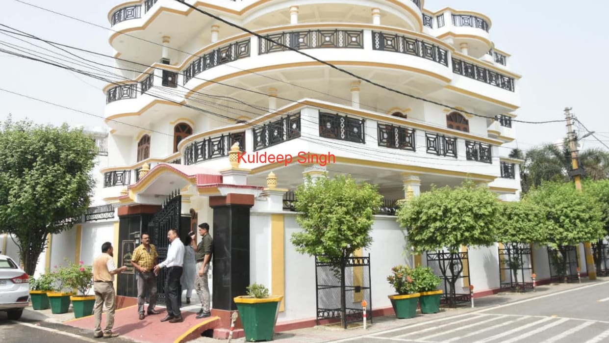 Vigilance team raid in former secretary's of LDA home in Lucknow.