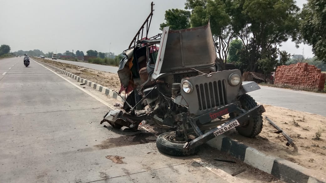 Road Accident In Jaunpur one child killed and 18 injured after jeep full of baraatis collided with container
