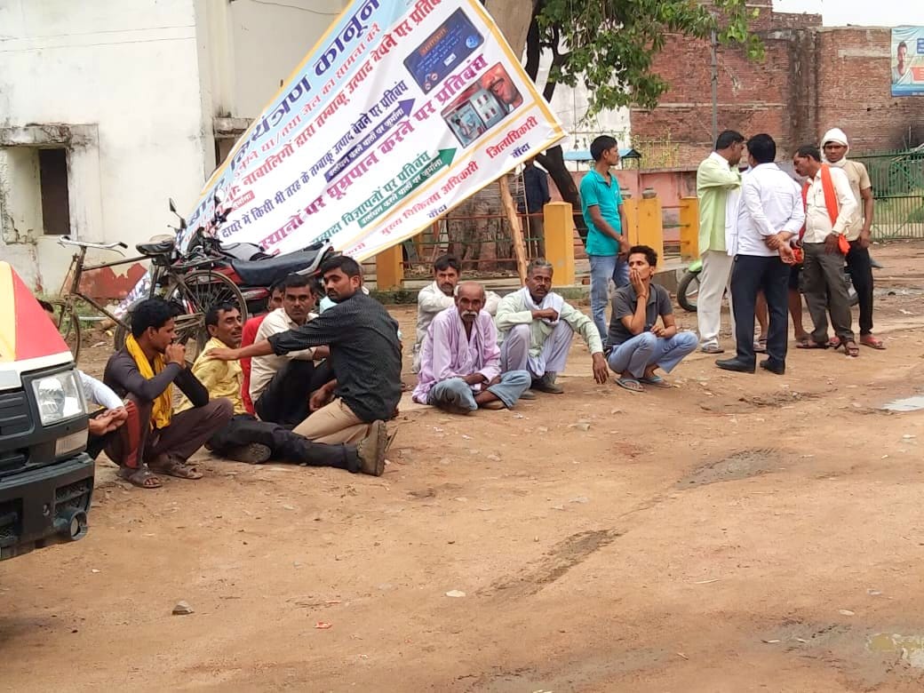Uncontrolled bike rammed into Khanti in banda, two youths killed, two injured, police reached the spot