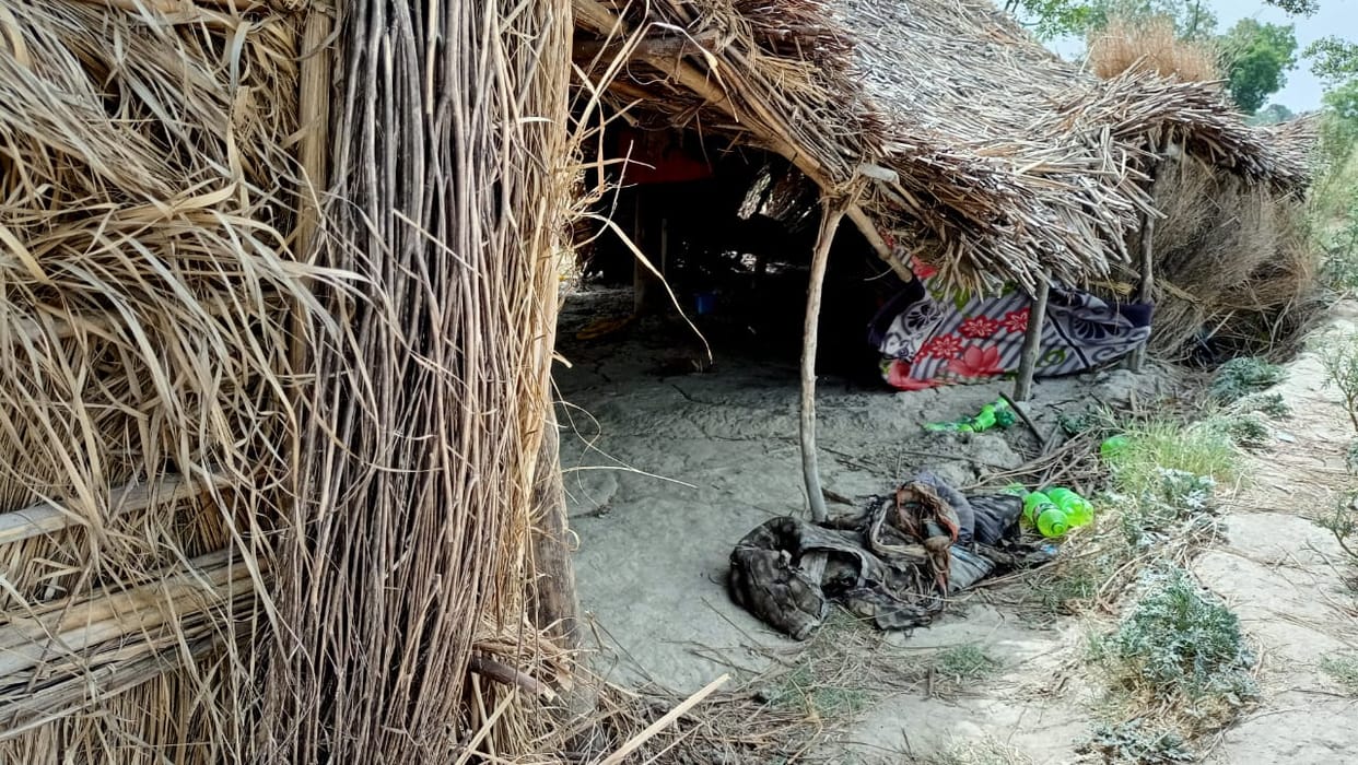 kasganj news patiyali hut collapes lady injured