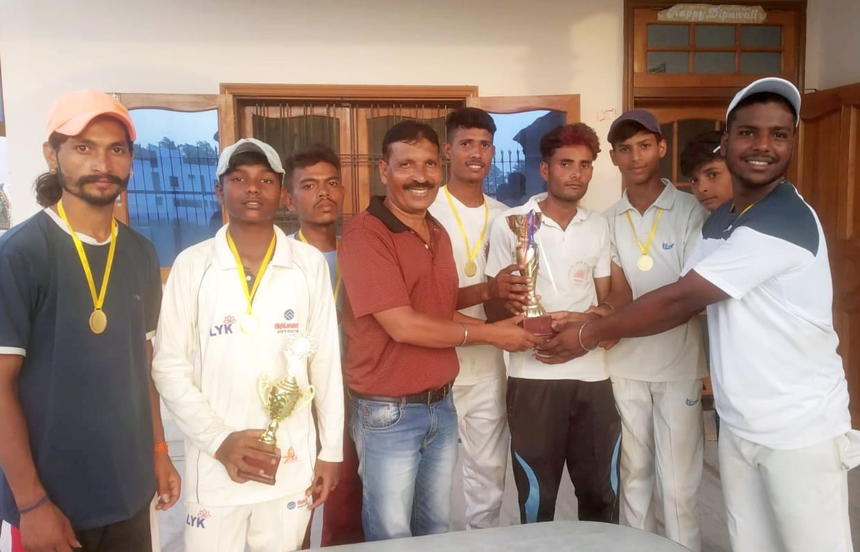 Pratappur captured the trophy in the cricket championship