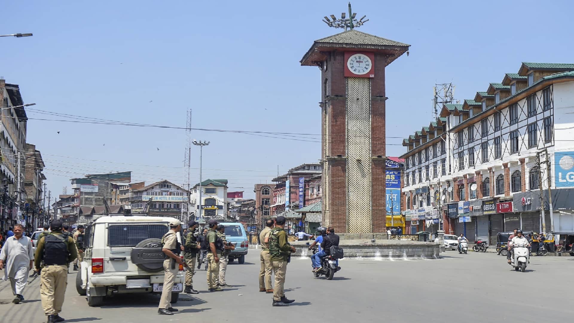 Anupam kher Shared Video of Srinagar Lal Chowk 3 years of Article 370 Abrogation says desh badal gaya hai