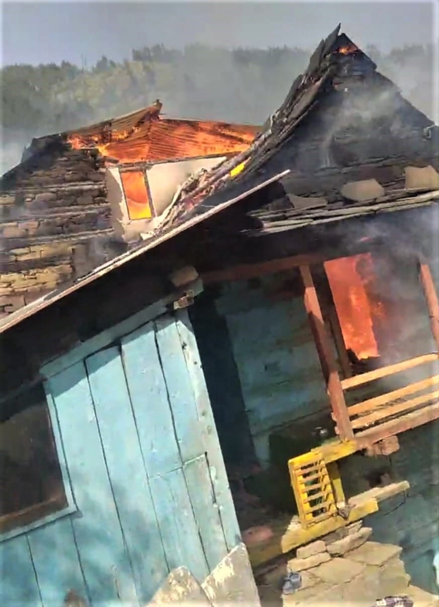 three house brunt in fore inccident in rohru