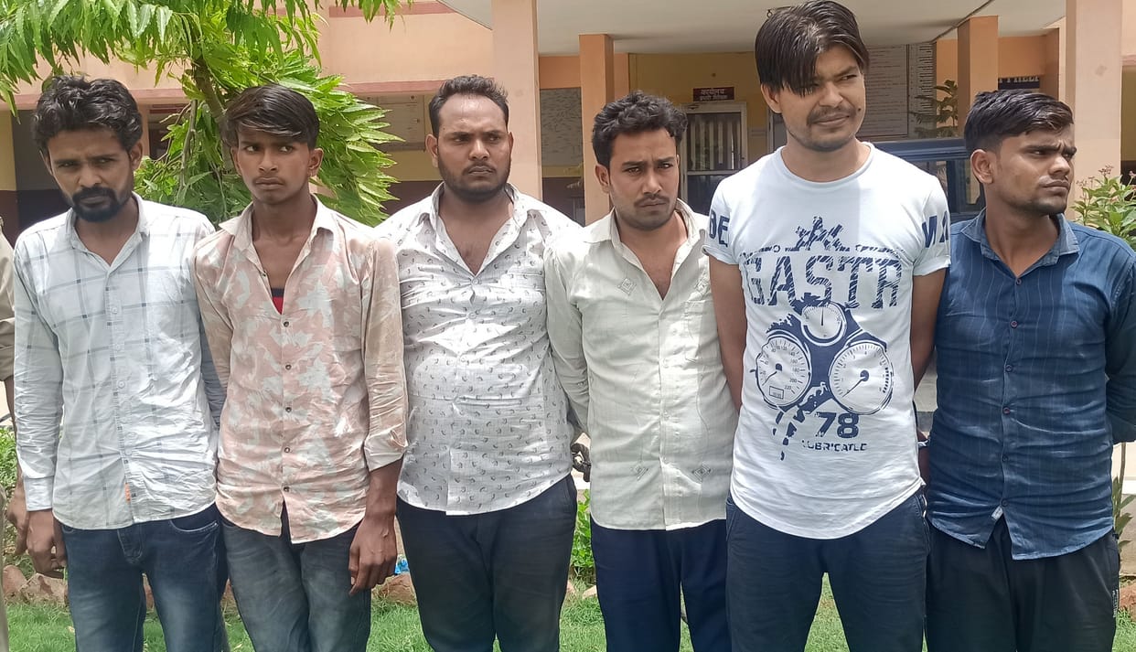 Six accused of robbery arrested, stolen bike and mobile recovered