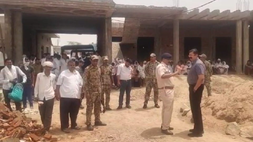Madhya Pradesh: Entire family commits suicide in village of Bhind, death of husband, wife and son, daughter's condition critical