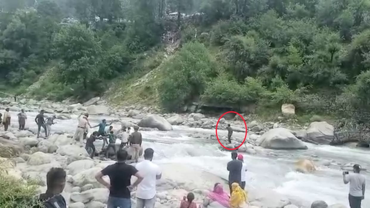Fire Brigade rescued youth stuck in Beas River in Kullu Himachal Pradesh