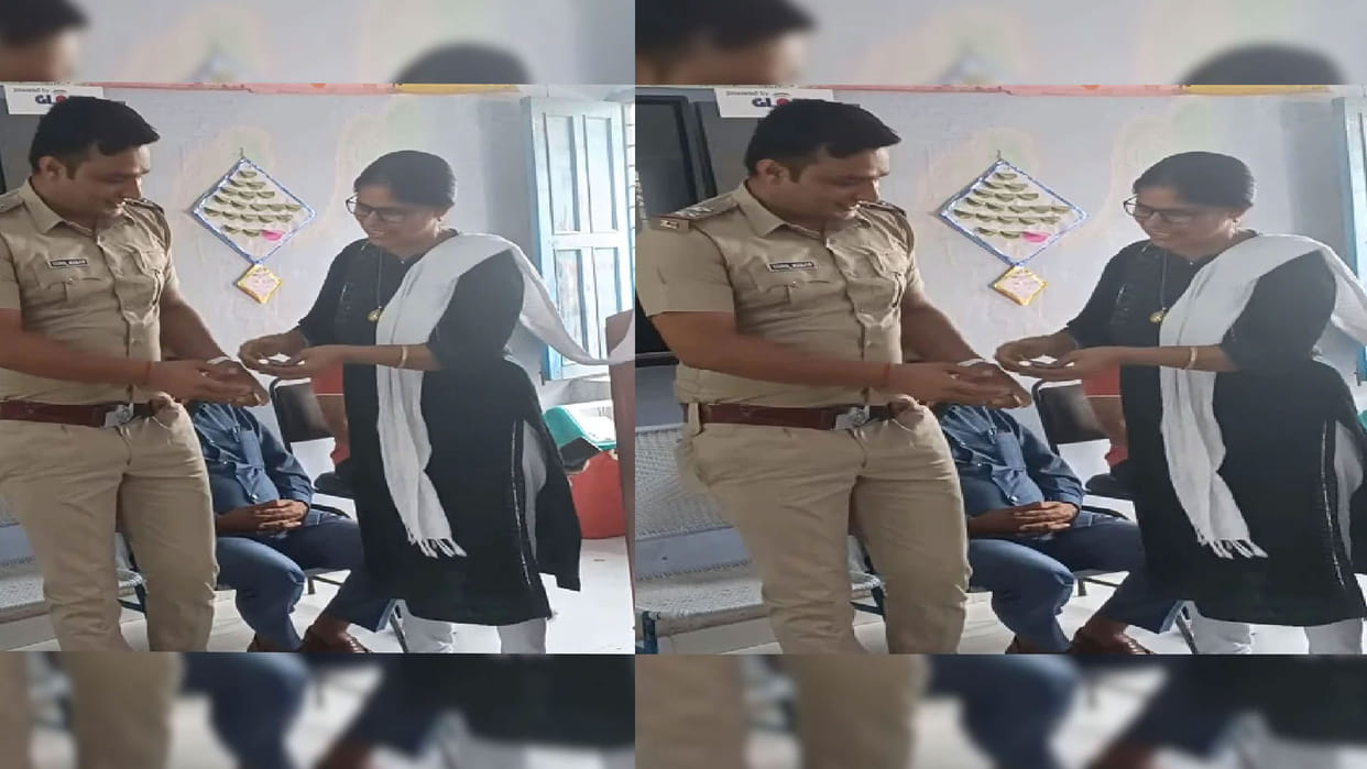 police officer reached in his school teacher gave reward of rs 1100 in class