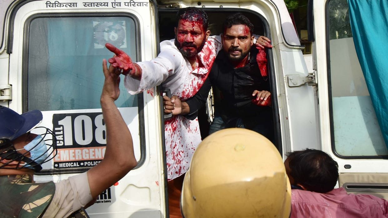 prayagraj Live News: The miscreants kept the entire area under control, surrounded the policemen and attacked