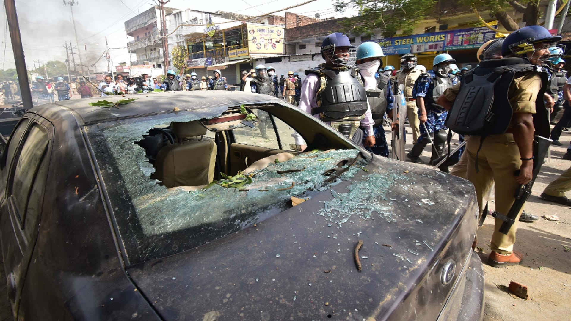 Prayagraj Violence Atala was smoldering for three hours, hiding from the streets And stone pelting Guerrilla war between miscreants and police