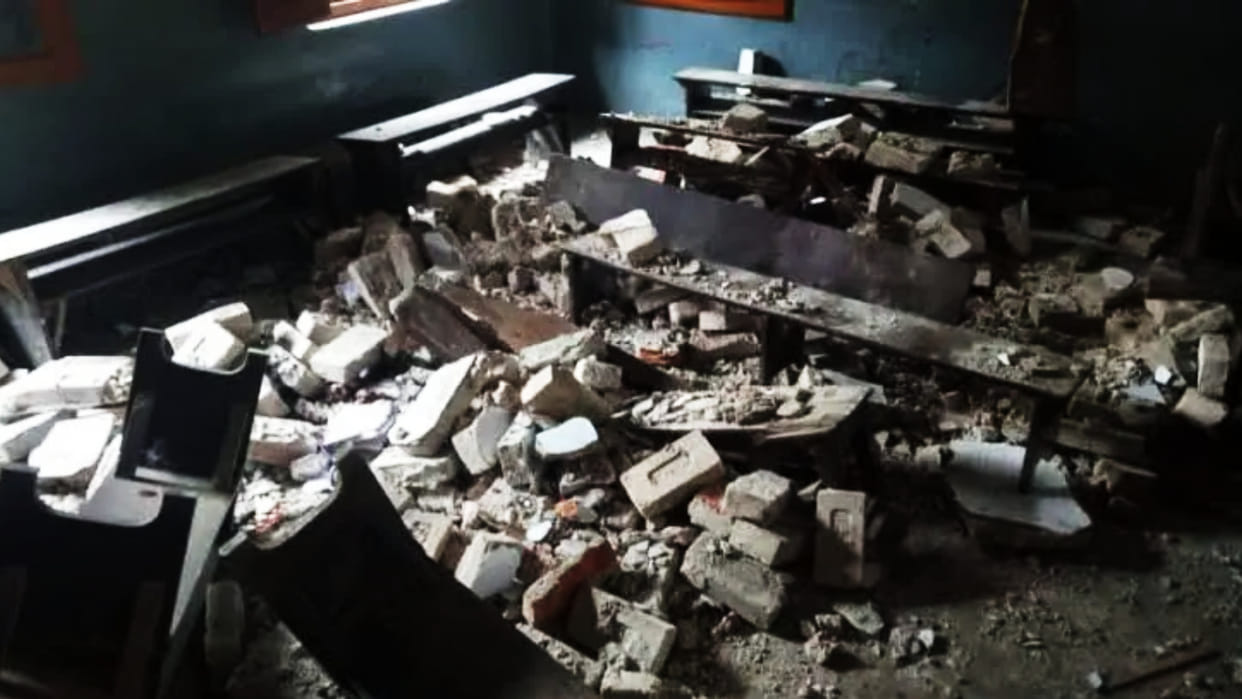 Bihar roof of private school fell and wall collapsed due to strong storm in Bettiah 12 students injured