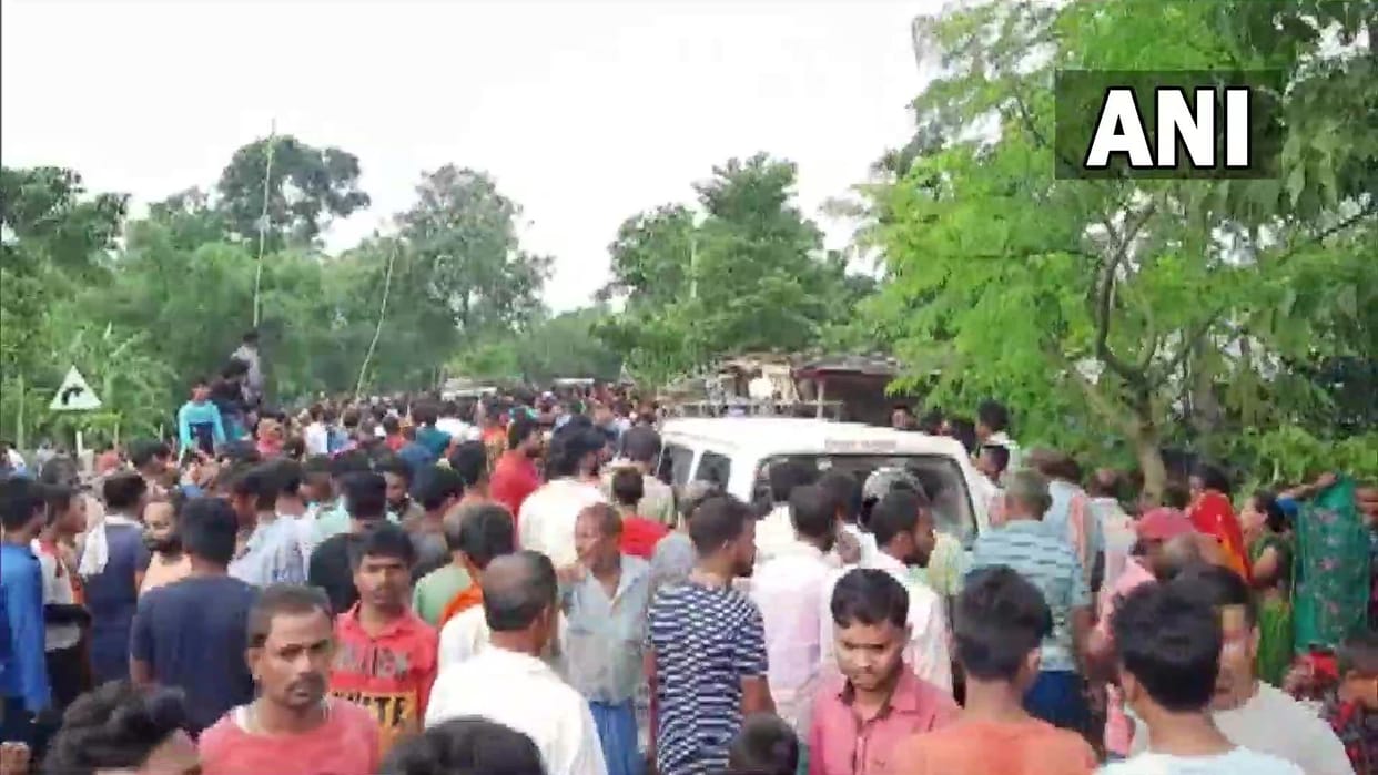 Purnia Accident, Eight people died in Kanjia village of Purnia district late last night after their vehicle fell into a pond