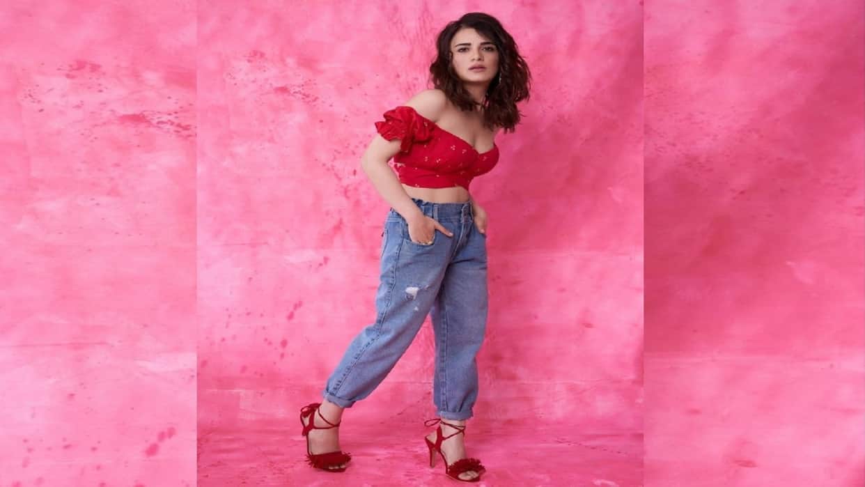 Fashion Tips How to Wear a Tank Top With Jeans for Stylish Look