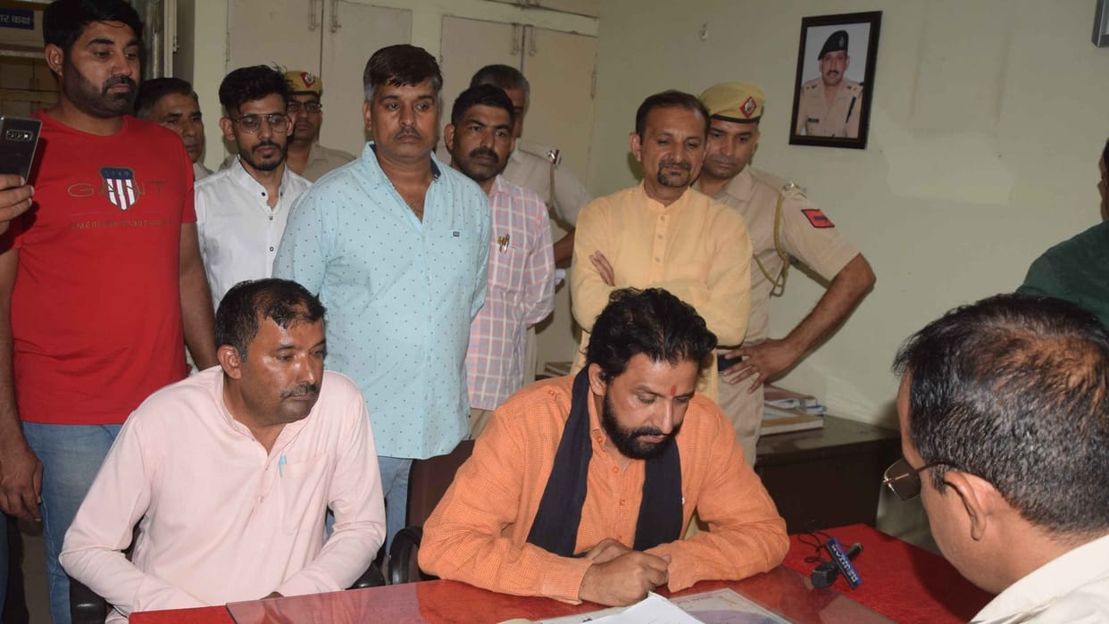 Naveen Jaihind reached the police station in Rohtak to file a case against Haryana CM