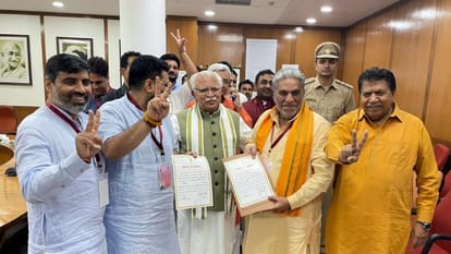 राज्यसभा चुनाव- विजयी उम्मीदवारों के साथ हरियाणा के मुख्यमंत्री मनोहर लाल