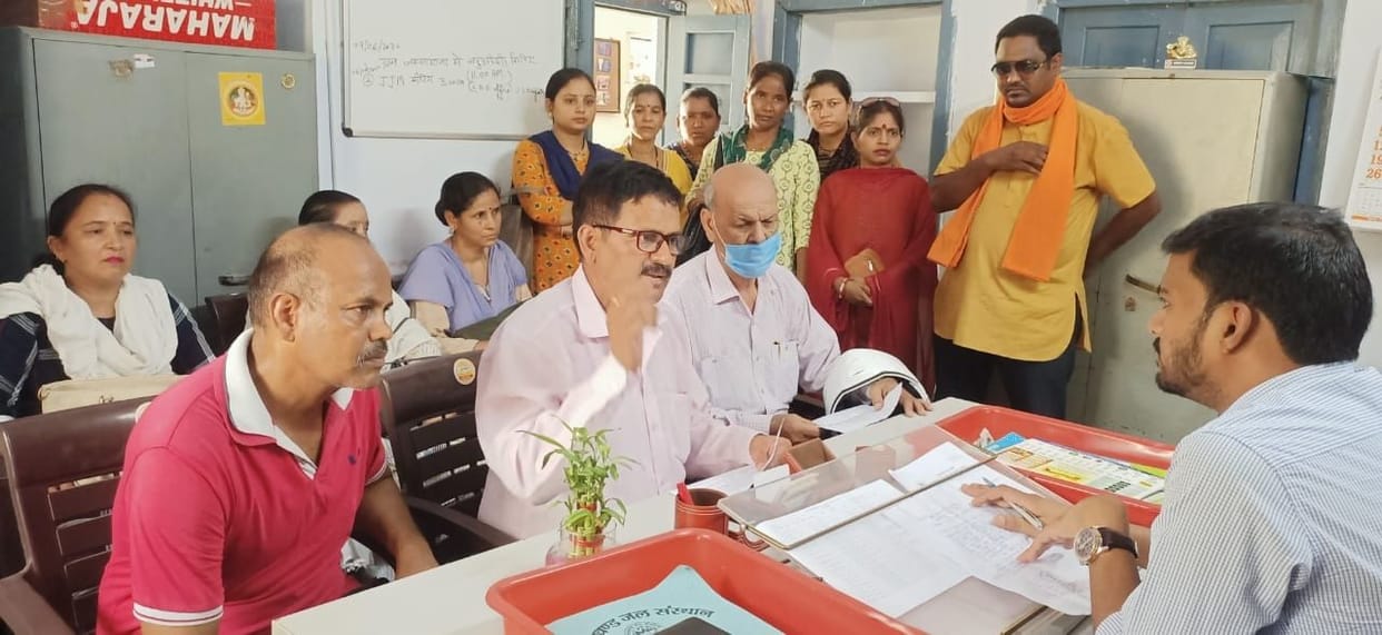 People troubled by drinking water crisis surrounded the executive engineer