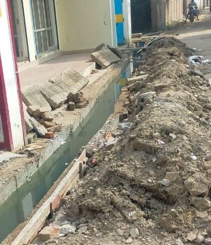 The drain was left after making half, it was difficult to get out of the houses