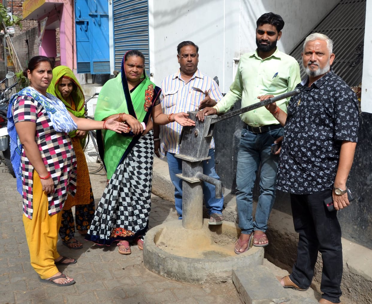 Five hundred people are forced to drink dirty water for six mont