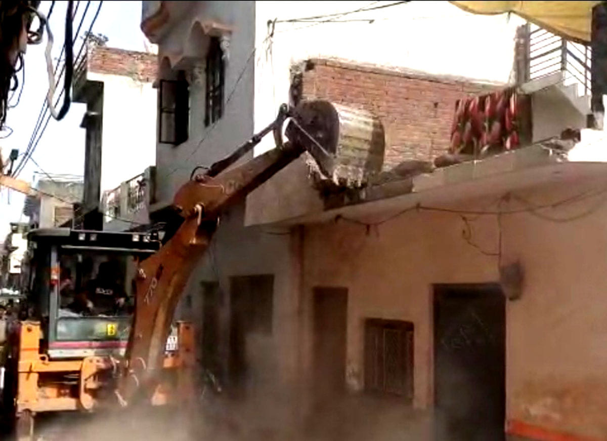 Bulldozer ran at the house of two miscreants, 29 arrested
