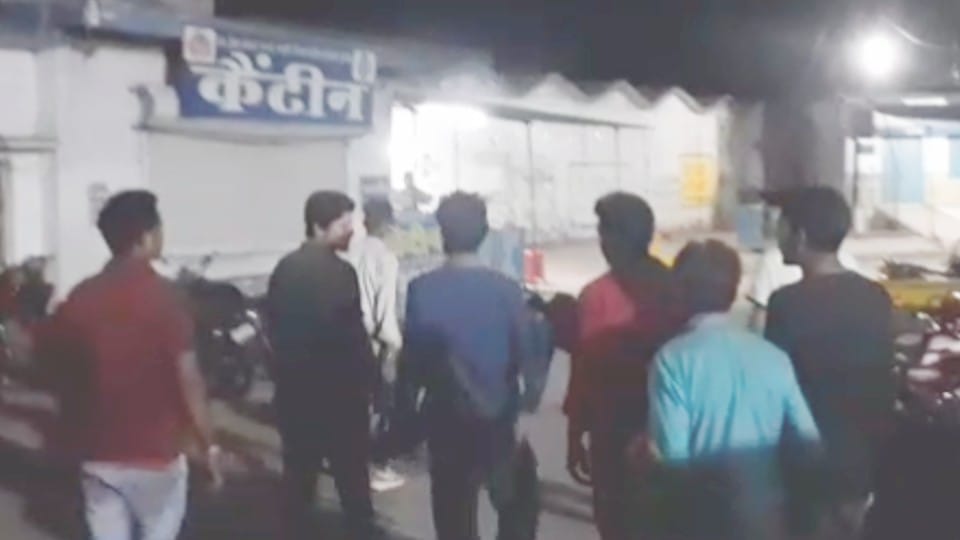 Damoh: The child was bitten by a snake, carrying them on their shoulders to the hospital, the family members walked seven km, till then the innocent died