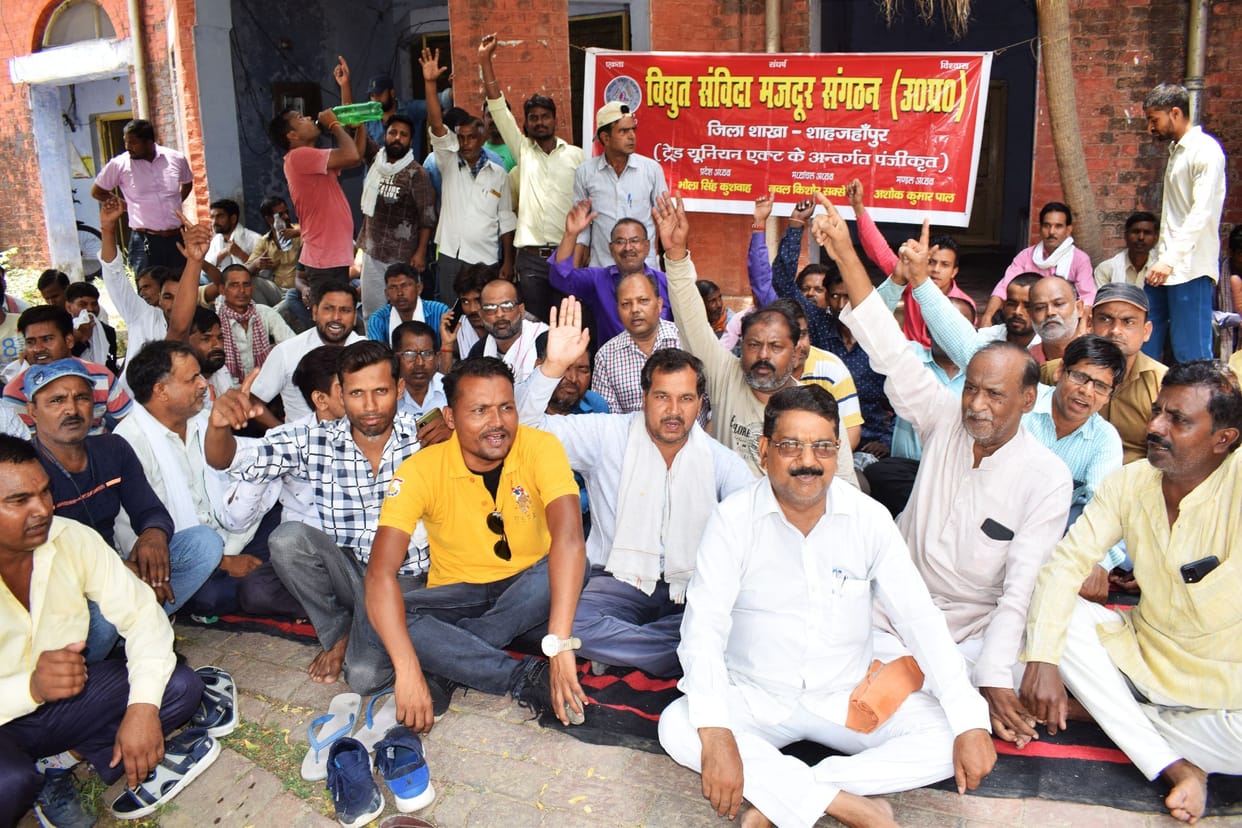 Public upset due to power crisis, boycott of contract workers on it