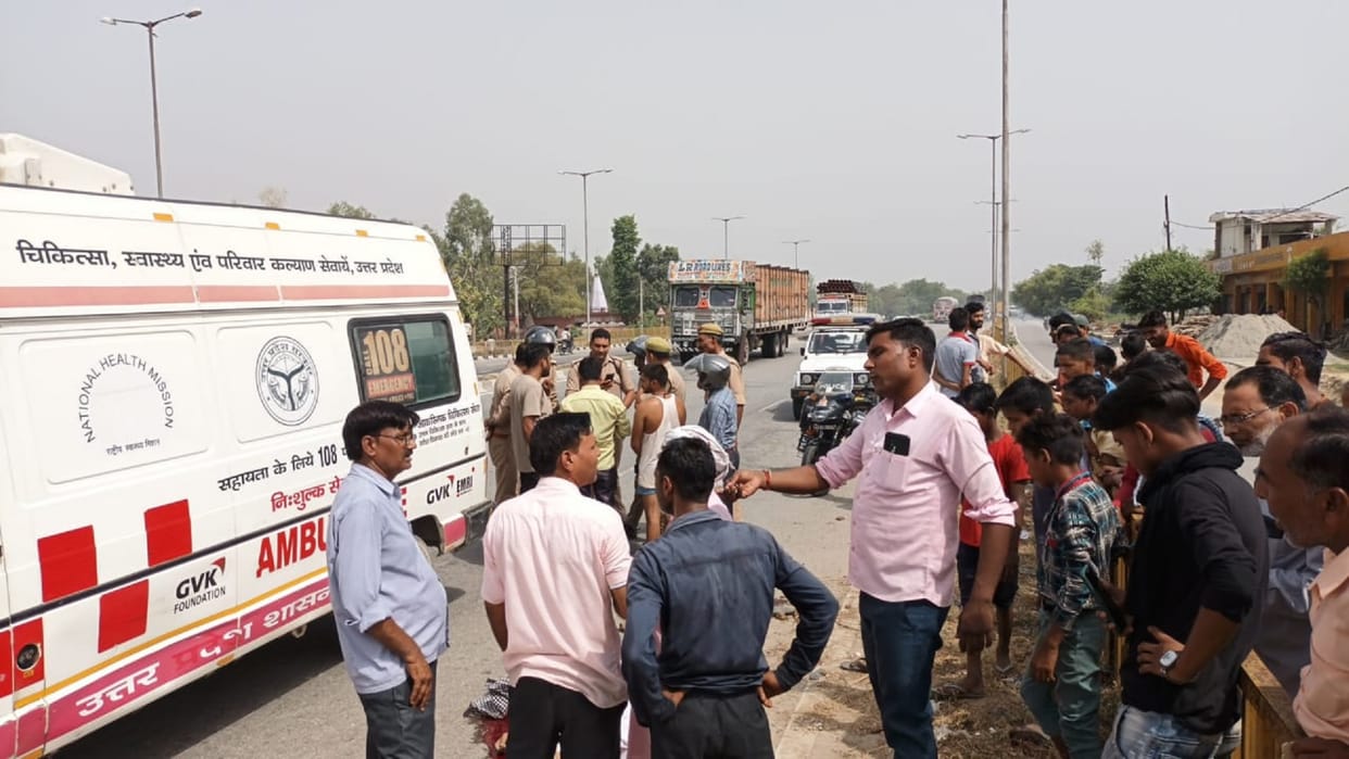 Overspeeding Bike hits divider in Rampur one retired teacher dies