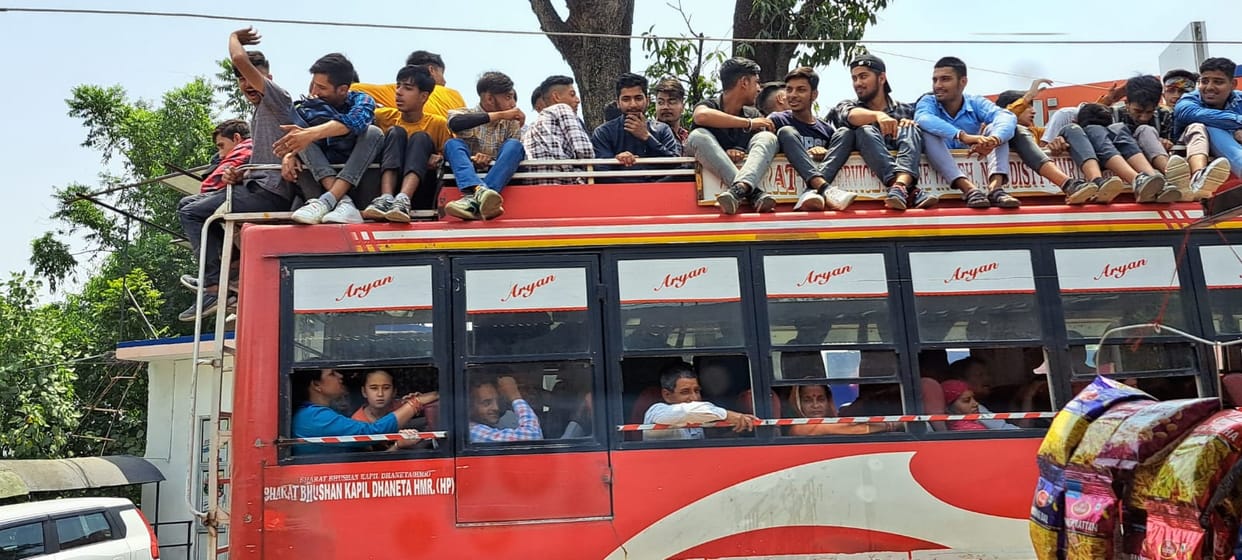Riding on the roofs of buses, came to see the fair