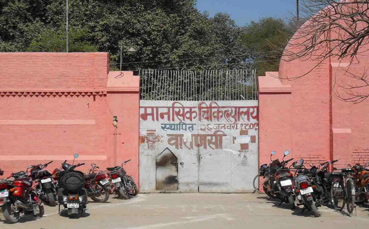 Staff assaulted prisoner admitted in mental hospital varanasi  treatment going on in district hospital