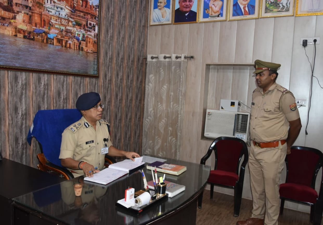 Police commissioner of varanasi reached Manduwadih police station on samadhan divas