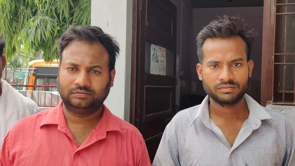 Police recovered Rs 74 thousand from silver artisans threatening encounter in Agra