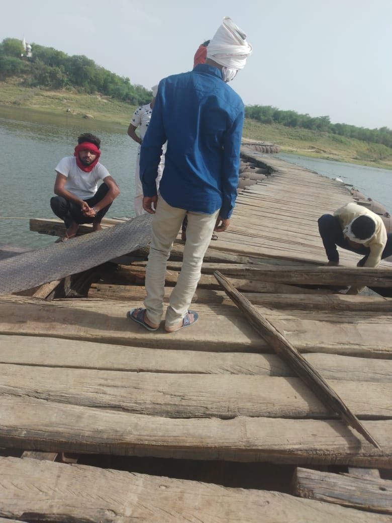 Kanpur Dehat : Pipa bridge repaired near Behmai village, relief to villagers