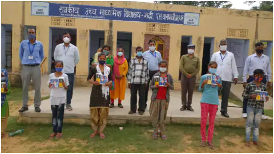 Goat rearing Raveena 12th topper studied in light of mobile Alwar Rajasthan 