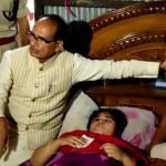 मुख्यमंत्री शिवराज सिंह चौहान ने पीड़ित महिला से मुलाकात की