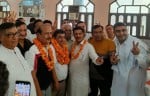 नवचयनित प्रधान सुरेंद्र बजाज व महासचिव महेश चौधरी को फूलमाला डालकर सम्मानित करते दुकानदार व व्य