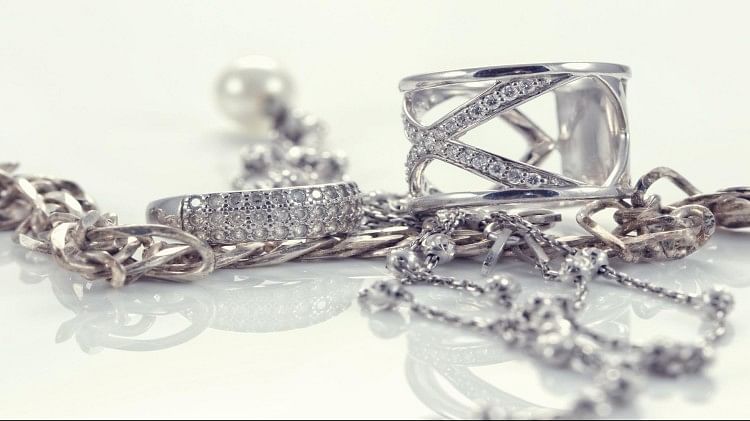 Cleaning Silver Jewelry:चांदी को नया जैसा बनाने के लिए अपनाएं ये ट्रिक्स, चमक उठेंगे गहने - Cleaning Silver Jewelry At Home Tips And Tricks To Polish Silver In Hindi - Amar Ujala